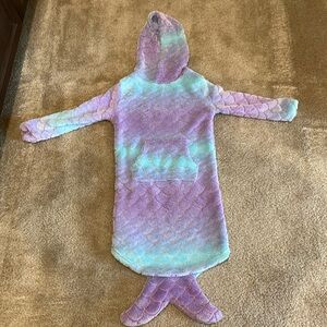 32 Degrees Heat Mermaid pullover size 5/6 (XS). Cozy and glows in the dark.